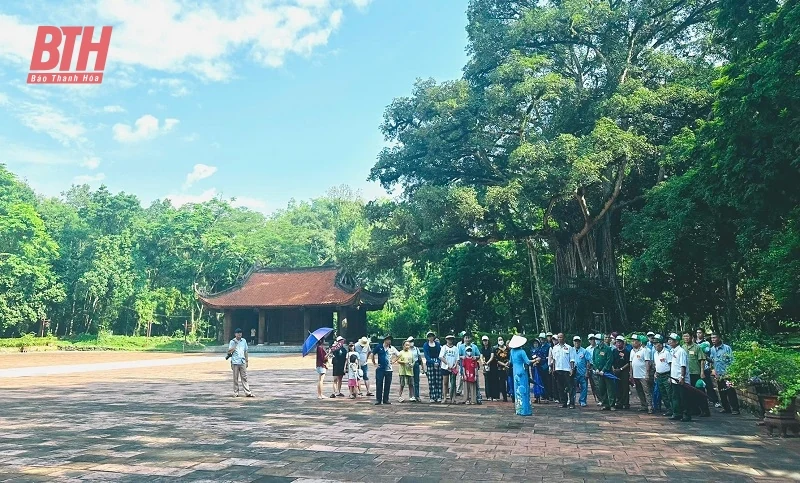 Đông đảo du khách đến tham quan Khu di tích lịch sử Lam Kinh và Thành Nhà Hồ dịp nghỉ lễ Quốc khánh 2/9