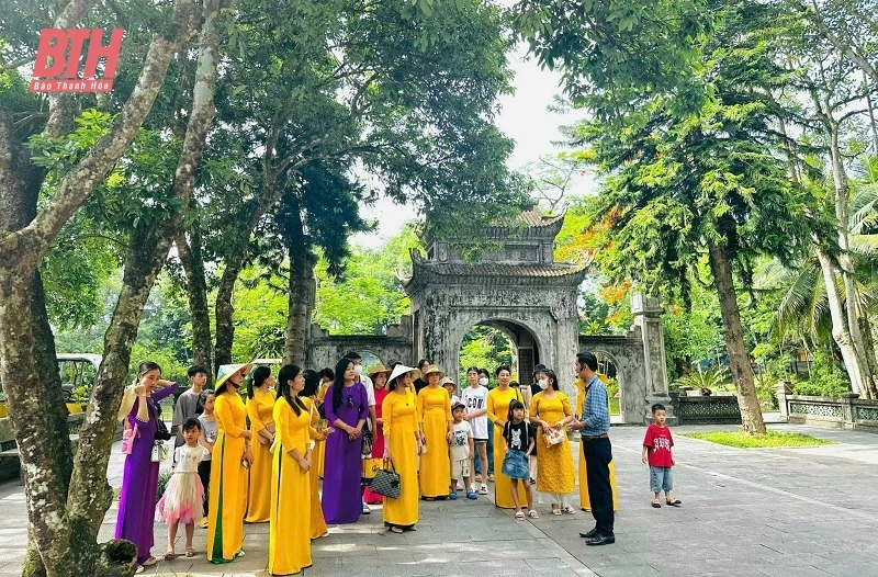 Đông đảo du khách đến tham quan Khu di tích lịch sử Lam Kinh và Thành Nhà Hồ dịp nghỉ lễ Quốc khánh 2/9