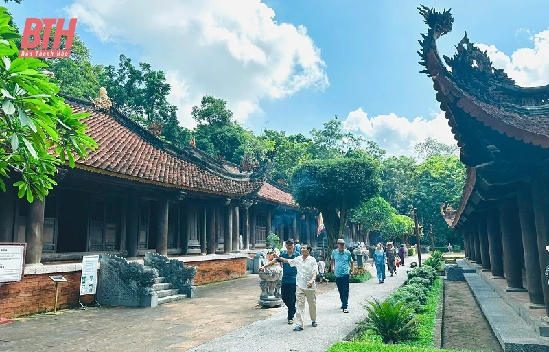 Đông đảo du khách đến tham quan Khu di tích lịch sử Lam Kinh và Thành Nhà Hồ dịp nghỉ lễ Quốc khánh 2/9