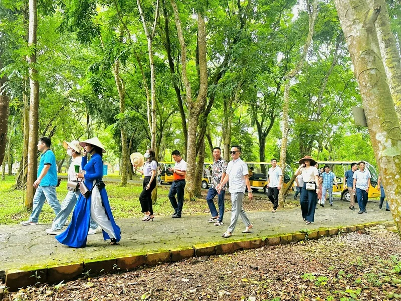 Đông đảo du khách đến tham quan Khu di tích lịch sử Lam Kinh và Thành Nhà Hồ dịp nghỉ lễ Quốc khánh 2/9