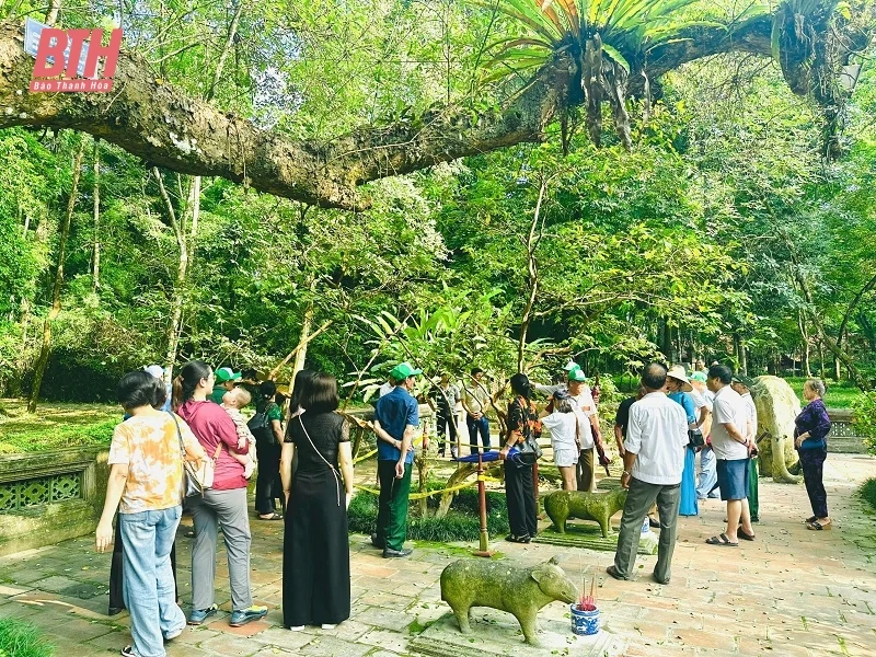 Đông đảo du khách đến tham quan Khu di tích lịch sử Lam Kinh và Thành Nhà Hồ dịp nghỉ lễ Quốc khánh 2/9