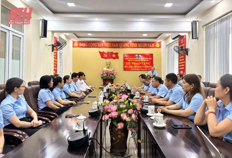 Trao huy hiệu 30 năm tuổi Đảng cho Chủ tịch Hội Nông dân tỉnh Thanh Hoá