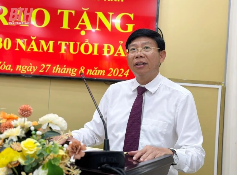 Trao huy hiệu 30 năm tuổi Đảng cho Chủ tịch Hội Nông dân tỉnh Thanh Hoá