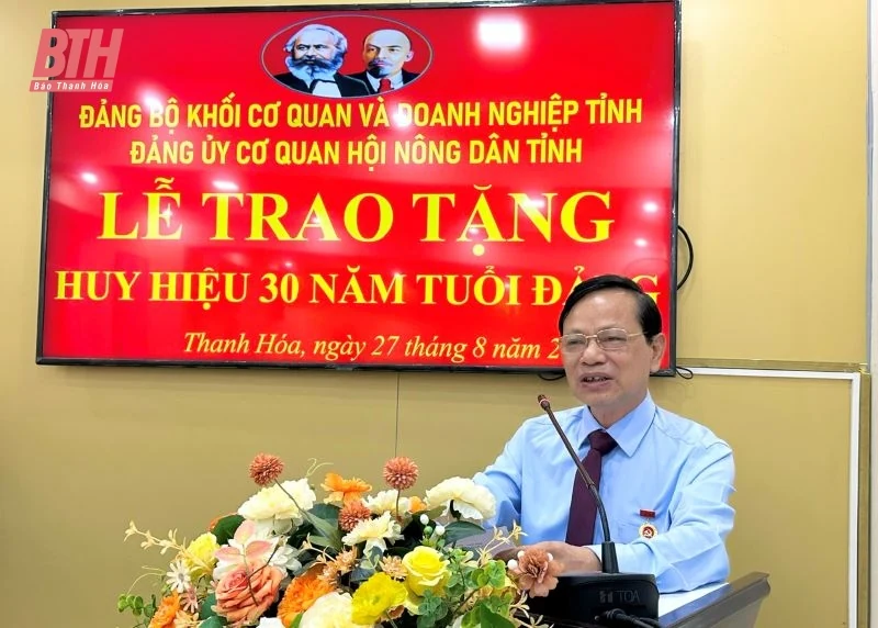 Trao huy hiệu 30 năm tuổi Đảng cho Chủ tịch Hội Nông dân tỉnh Thanh Hoá