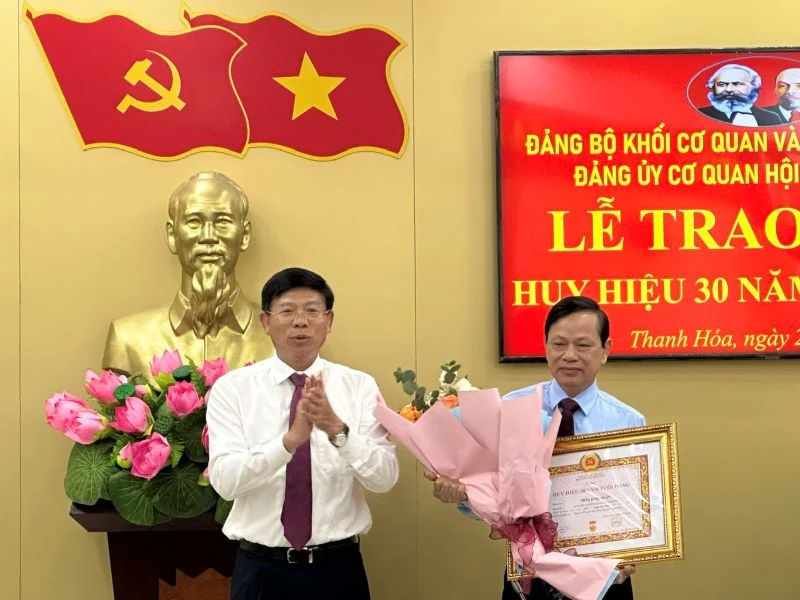 Trao huy hiệu 30 năm tuổi Đảng cho Chủ tịch Hội Nông dân tỉnh Thanh Hoá