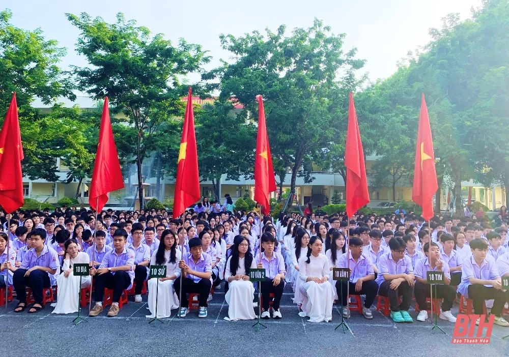 Trưởng Ban Dân vận Tỉnh ủy, Chủ tịch Ủy ban MTTQ tỉnh Phạm Thị Thanh Thủy dự lễ khai giảng năm học mới tại Trường THPT Chuyên Lam Sơn