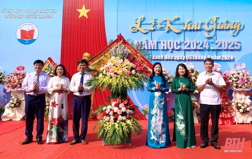 Trưởng Ban Dân vận Tỉnh ủy, Chủ tịch Ủy ban MTTQ tỉnh Phạm Thị Thanh Thủy dự lễ khai giảng năm học mới tại Trường THPT Chuyên Lam Sơn