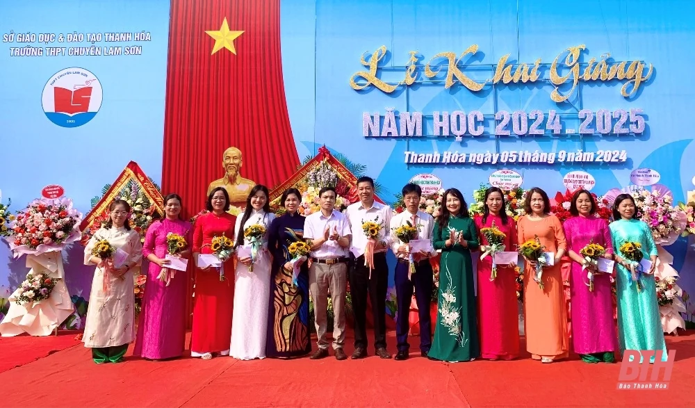 Trưởng Ban Dân vận Tỉnh ủy, Chủ tịch Ủy ban MTTQ tỉnh Phạm Thị Thanh Thủy dự lễ khai giảng năm học mới tại Trường THPT Chuyên Lam Sơn