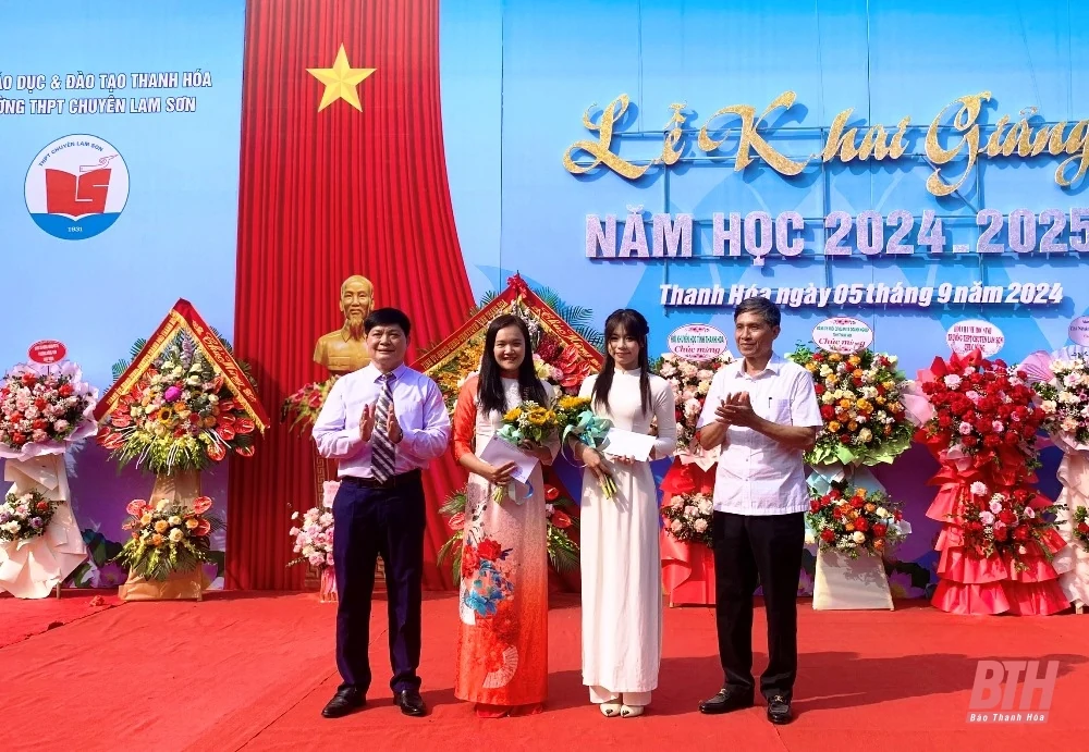 Trưởng Ban Dân vận Tỉnh ủy, Chủ tịch Ủy ban MTTQ tỉnh Phạm Thị Thanh Thủy dự lễ khai giảng năm học mới tại Trường THPT Chuyên Lam Sơn