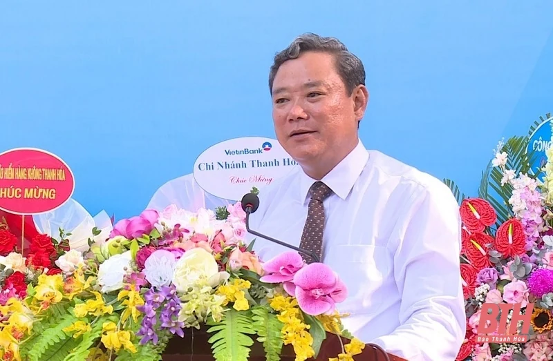 Bí thư Thành ủy, Chủ tịch HĐND TP Thanh Hóa Lê Anh Xuân dự lễ khai giảng năm học mới tại Trường THPT Hàm Rồng