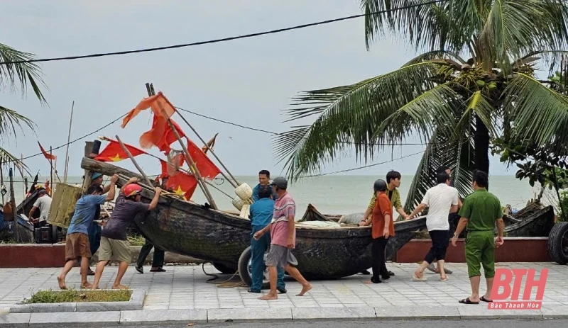 Các lực lượng tích cực hỗ trợ ngư dân đưa tàu thuyền về nơi tránh trú bão an toàn