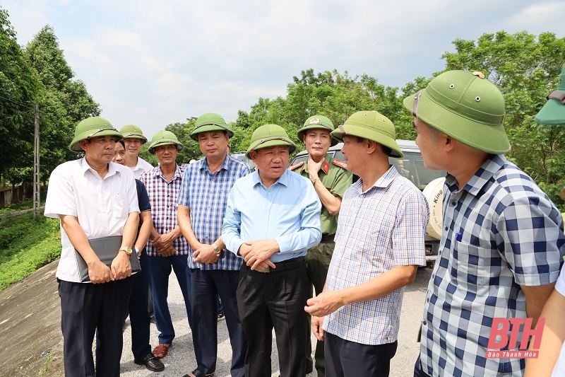 Phó Chủ tịch Thường trực UBND tỉnh Nguyễn Văn Thi kiểm tra phòng, chống lụt bão tại huyện Hà Trung và Thạch Thành