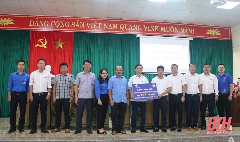 Công ty TNHH MTV Thủy điện Trung Sơn hỗ trợ máy lọc nước cho hộ nghèo bản Co Me