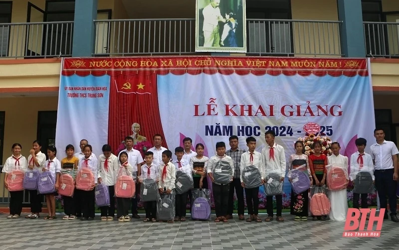 Công ty TNHH MTV Thủy điện Trung Sơn hỗ trợ máy lọc nước cho hộ nghèo bản Co Me