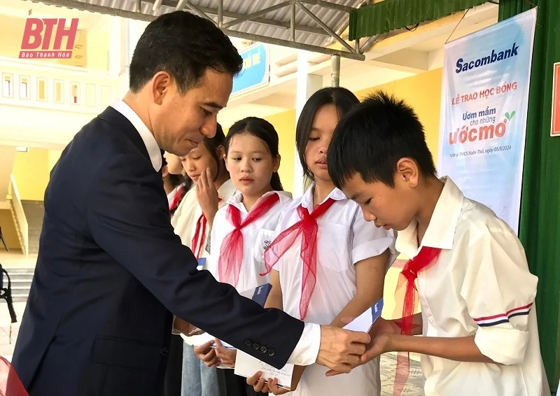 Sacombank trao học bổng “Ươm mầm cho những ước mơ” tại Thanh Hóa
