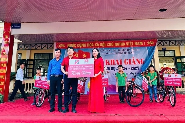 Đoàn Thanh niên Agribank Bắc Thanh Hóa tiếp sức học sinh đến trường