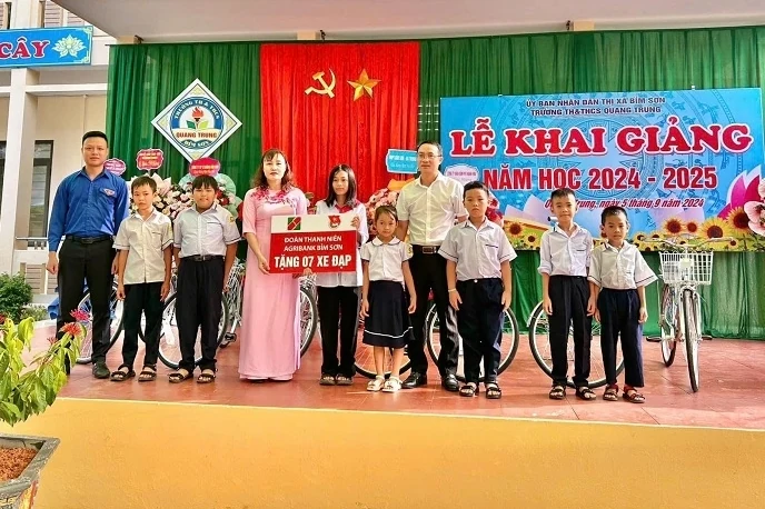 Đoàn Thanh niên Agribank Bắc Thanh Hóa tiếp sức học sinh đến trường