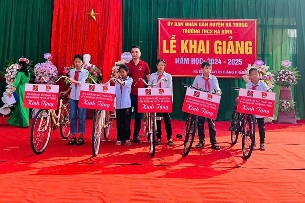 Đoàn Thanh niên Agribank Bắc Thanh Hóa tiếp sức học sinh đến trường