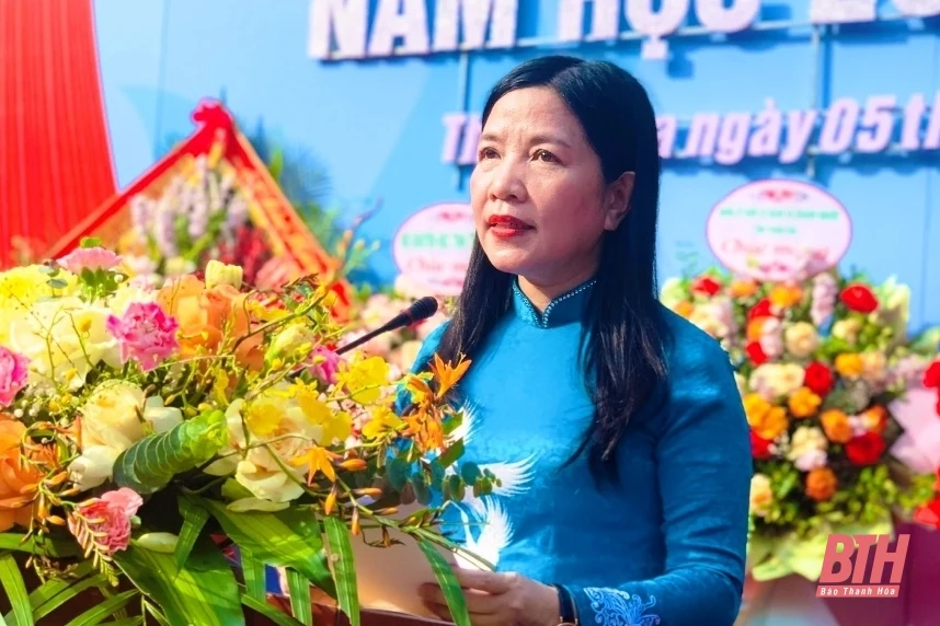 Trưởng Ban Dân vận Tỉnh ủy, Chủ tịch Ủy ban MTTQ tỉnh Phạm Thị Thanh Thủy dự lễ khai giảng năm học mới tại Trường THPT Chuyên Lam Sơn