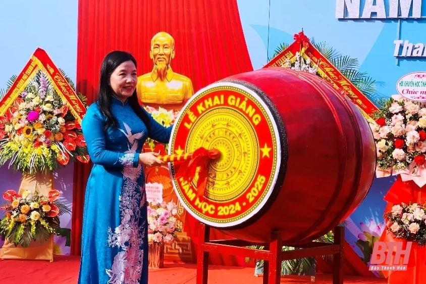Trưởng Ban Dân vận Tỉnh ủy, Chủ tịch Ủy ban MTTQ tỉnh Phạm Thị Thanh Thủy dự lễ khai giảng năm học mới tại Trường THPT Chuyên Lam Sơn