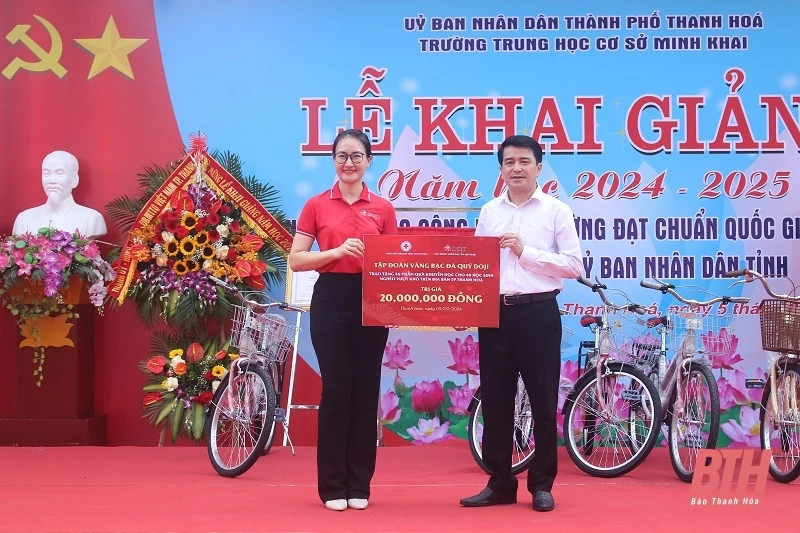 Hội Chữ thập đỏ tỉnh trao quà cho học sinh có hoàn cảnh khó khăn nhân dịp năm học mới