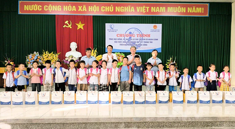 Trao quà cho trẻ em có hoàn cảnh đặc biệt khó khăn tại Như Thanh, Nông Cống