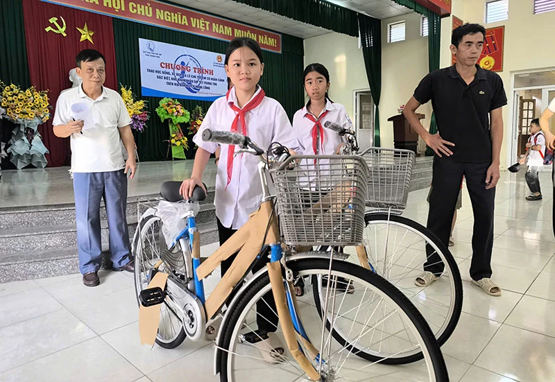 Trao quà cho trẻ em có hoàn cảnh đặc biệt khó khăn tại Như Thanh, Nông Cống