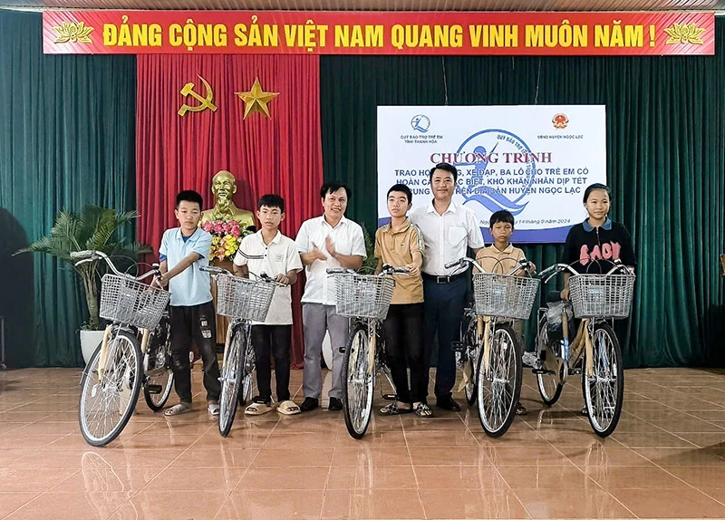 Trao quà cho trẻ em có hoàn cảnh đặc biệt khó khăn ở Ngọc Lặc, Cẩm Thủy