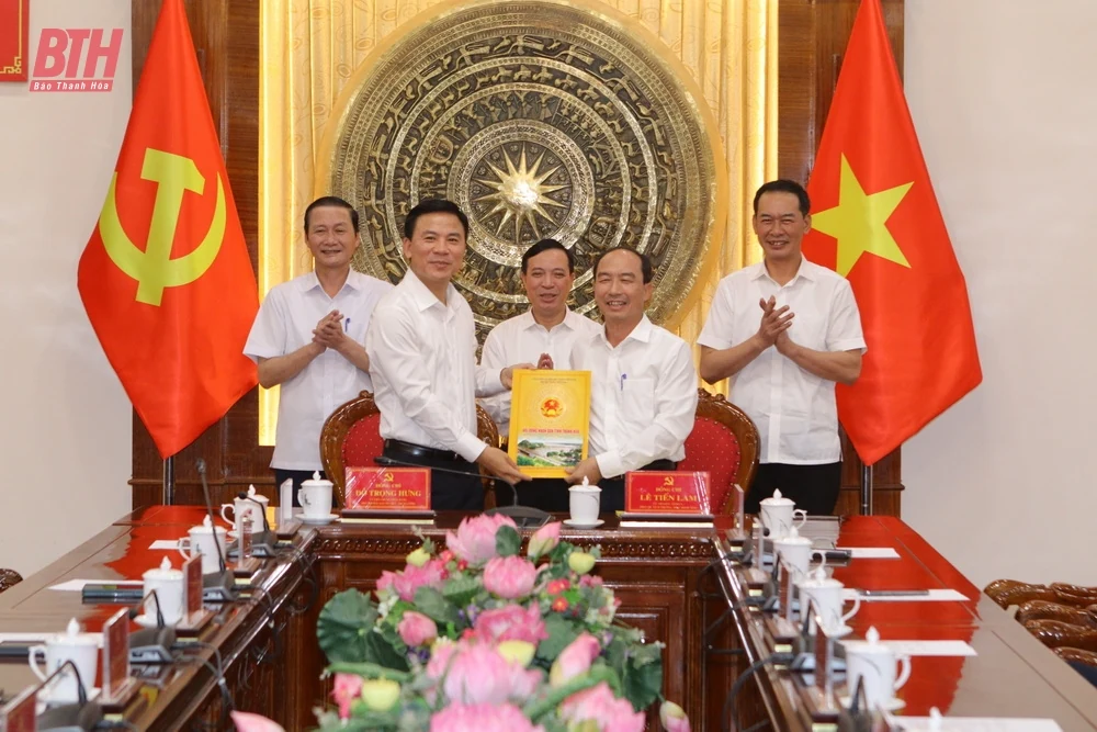 Hội nghị bàn giao nhiệm vụ điều hành công việc của Tỉnh ủy Thanh Hóa cho đến khi kiện toàn chức danh Bí thư Tỉnh ủy nhiệm kỳ 2020-2025