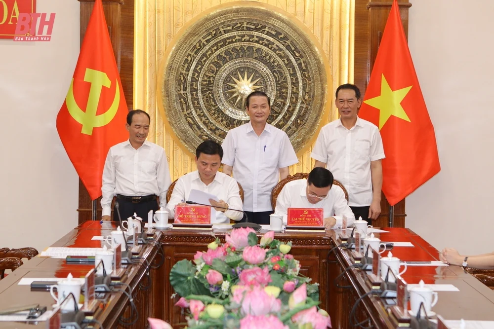 Hội nghị bàn giao nhiệm vụ điều hành công việc của Tỉnh ủy Thanh Hóa cho đến khi kiện toàn chức danh Bí thư Tỉnh ủy nhiệm kỳ 2020-2025