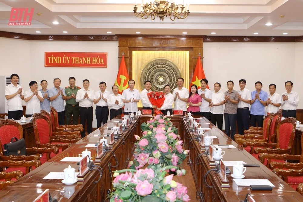 Hội nghị bàn giao nhiệm vụ điều hành công việc của Tỉnh ủy Thanh Hóa cho đến khi kiện toàn chức danh Bí thư Tỉnh ủy nhiệm kỳ 2020-2025
