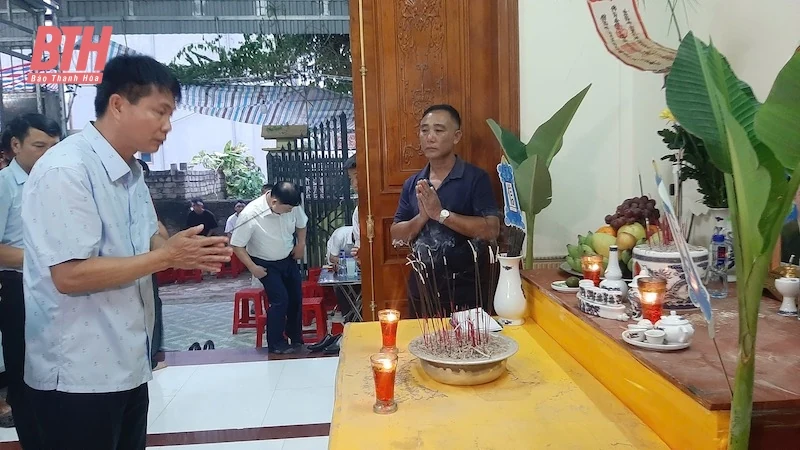 Ủy ban MTTQ tỉnh thăm hỏi, động viên gia đình có ngư dân bị thiệt mạng do bão số 3 