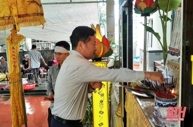 Thăm hỏi, động viên gia đình có người bị đuối nước do mưa lũ tại huyện Cẩm Thủy