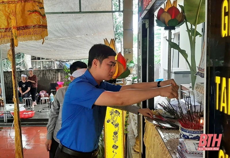 Thăm hỏi, động viên gia đình có người bị đuối nước do mưa lũ tại huyện Cẩm Thủy
