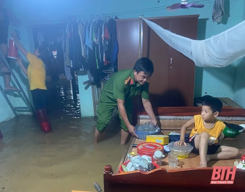 Công an huyện Thạch Thành nỗ lực giúp dân khắc phục hậu quả ngập lụt