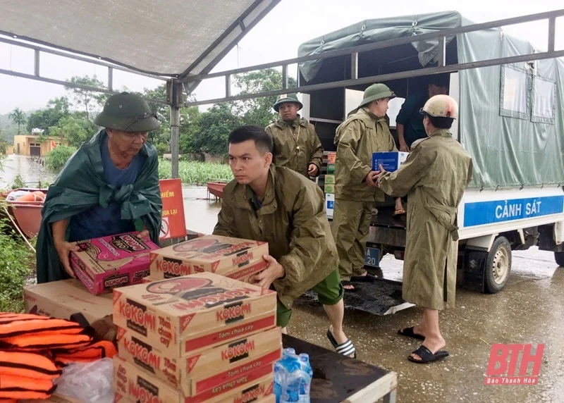 Công an huyện Thạch Thành nỗ lực giúp dân khắc phục hậu quả ngập lụt