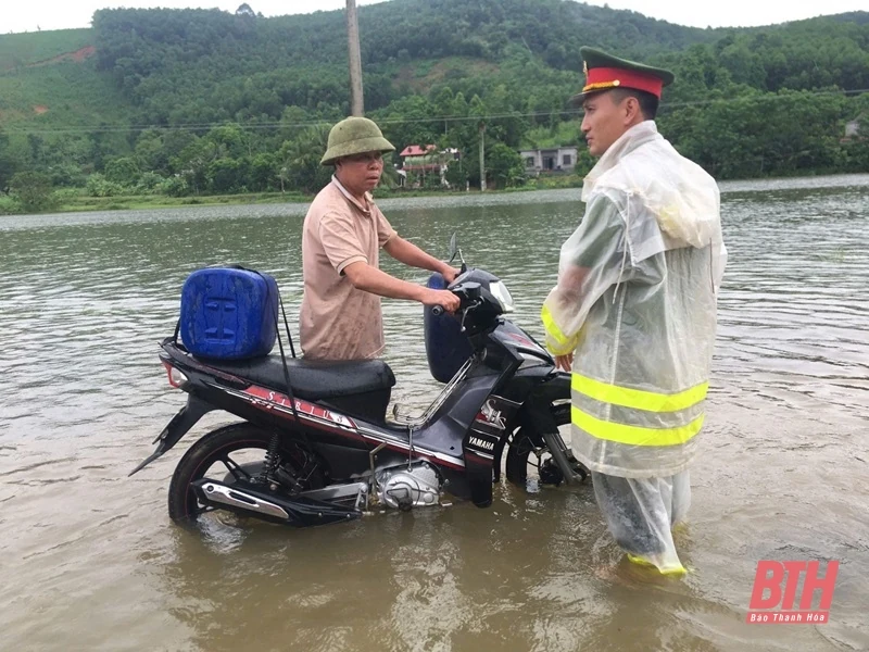 Công an huyện Thạch Thành nỗ lực giúp dân khắc phục hậu quả ngập lụt