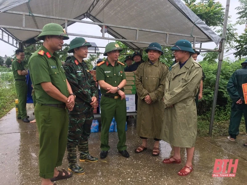 Công an huyện Thạch Thành nỗ lực giúp dân khắc phục hậu quả ngập lụt