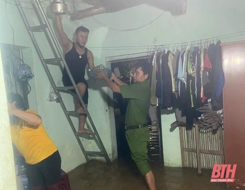Công an huyện Thạch Thành nỗ lực giúp dân khắc phục hậu quả ngập lụt