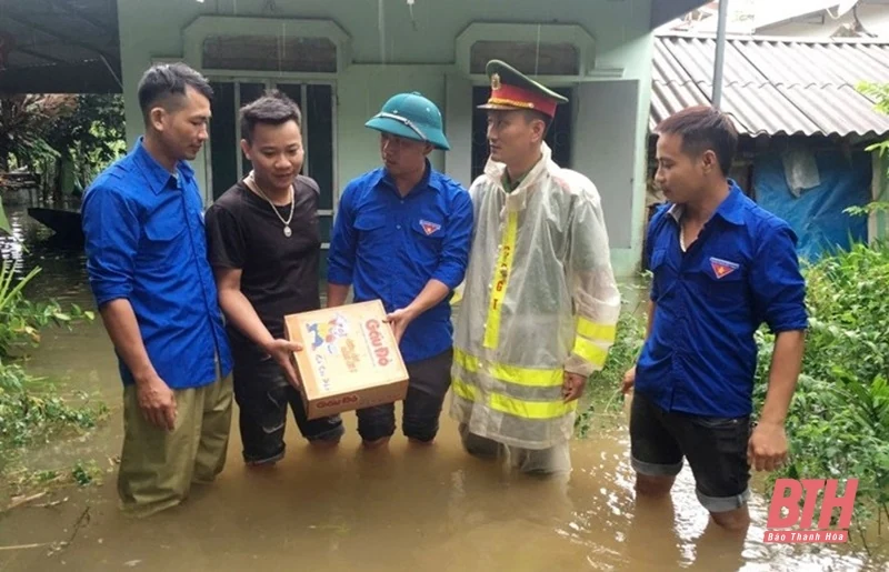 Công an huyện Thạch Thành nỗ lực giúp dân khắc phục hậu quả ngập lụt
