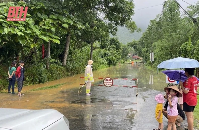 Cảnh sát giao thông dầm mình trong mưa điều tiết giao thông