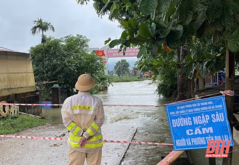 Cảnh sát giao thông dầm mình trong mưa điều tiết giao thông