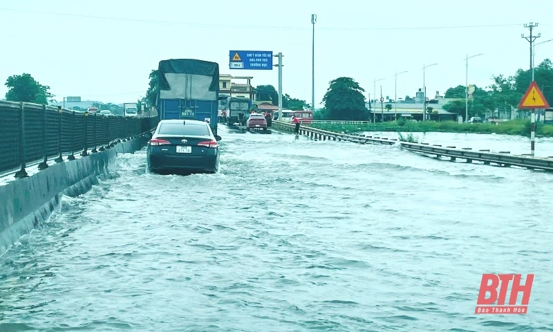 Hà Trung: Nước các sông dâng cao gây ngập tuyến Quốc lộ 1A và một số khu dân cư 