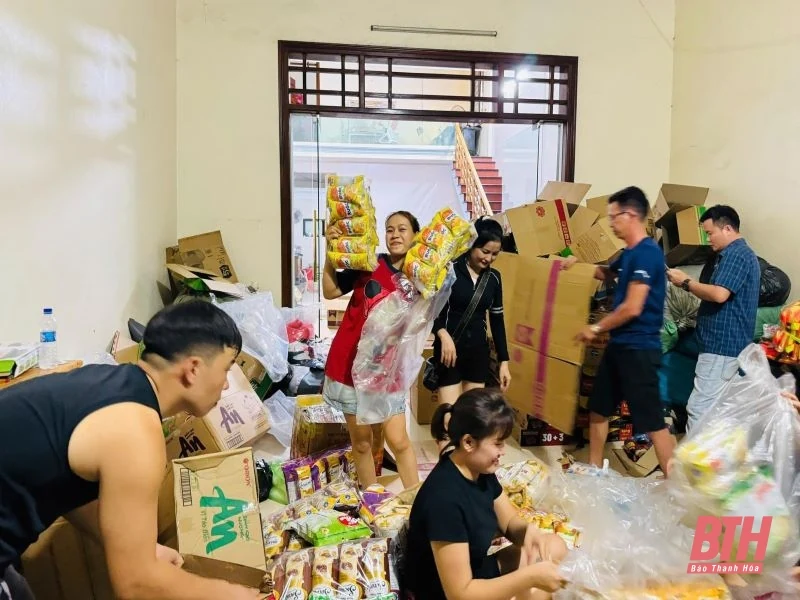 Nhân dân huyện Nga Sơn quyên góp, ủng hộ đồng bào lũ lụt phía Bắc