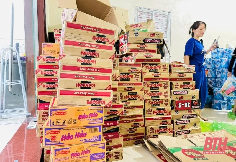 Nhân dân huyện Nga Sơn quyên góp, ủng hộ đồng bào lũ lụt phía Bắc