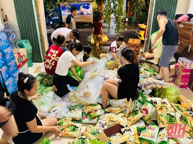Nhân dân huyện Nga Sơn quyên góp, ủng hộ đồng bào lũ lụt phía Bắc