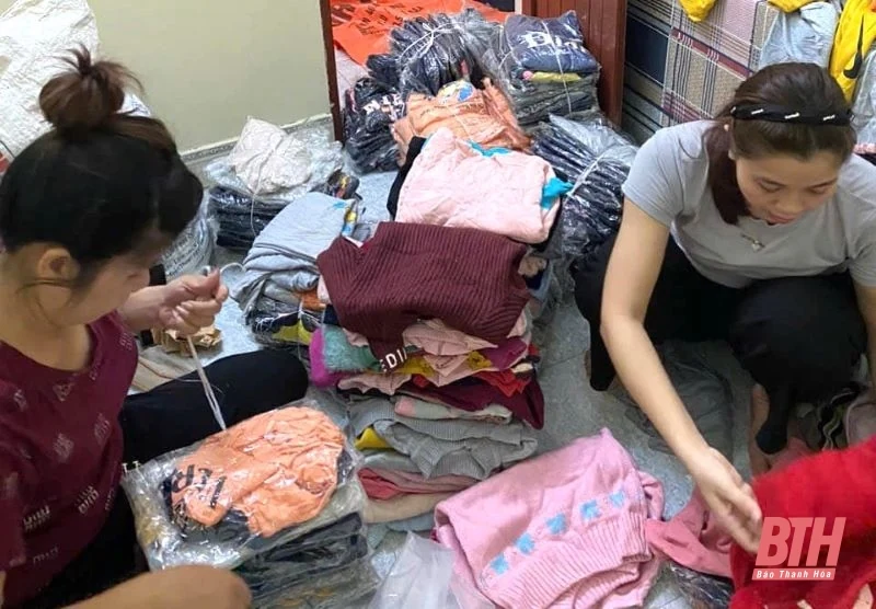 Nhân dân huyện Nga Sơn quyên góp, ủng hộ đồng bào lũ lụt phía Bắc