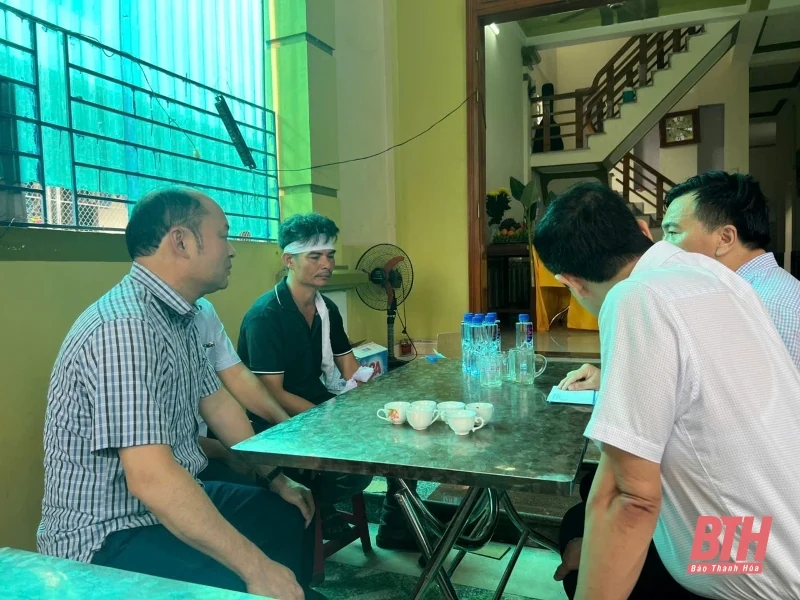 Thăm hỏi động viên gia đình ngư dân bị chìm tàu trong cơn bão số 3 tại huyện Quảng Xương