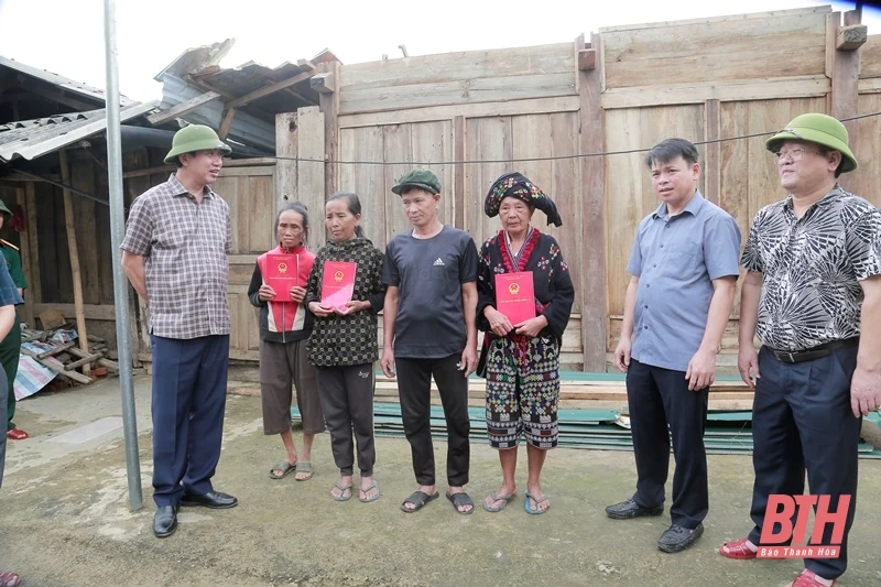 Phó Chủ tịch UBND tỉnh Lê Đức Giang kiểm tra, chỉ đạo khắc phục hậu quả bão số 3 tại các huyện Mường Lát, Quan Hóa, Quan Sơn