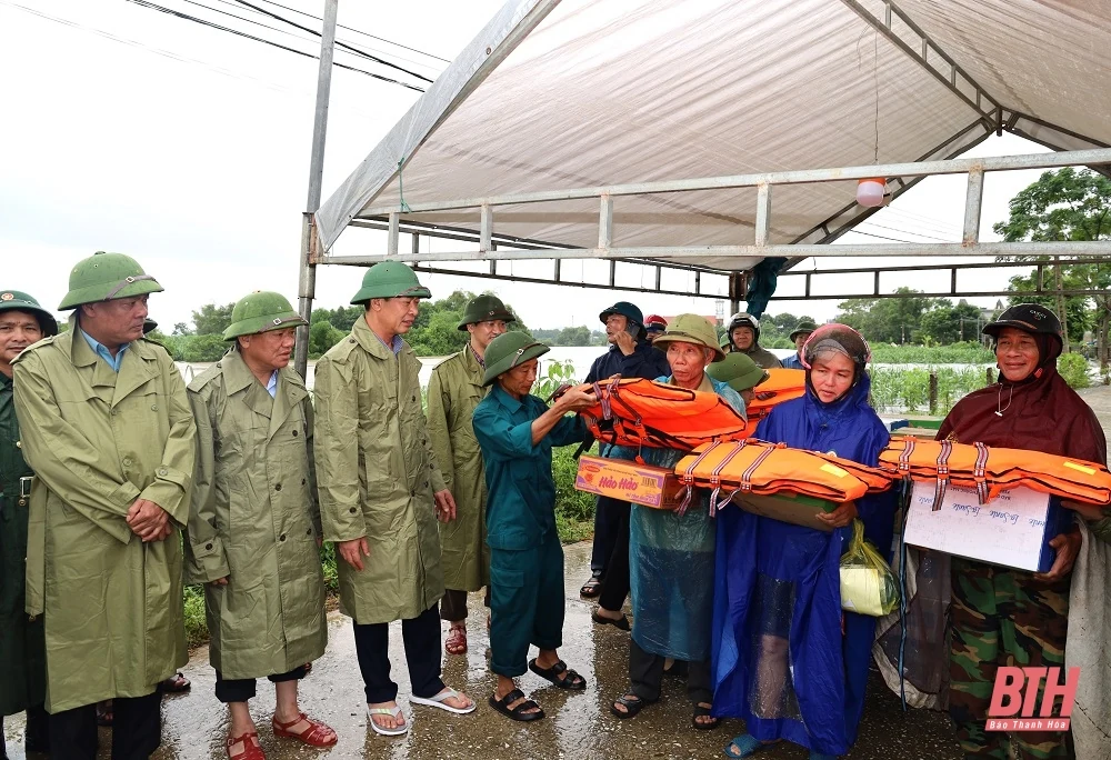 Phó Bí thư Tỉnh uỷ Trịnh Tuấn Sinh kiểm tra tình hình ngập lụt và chỉ đạo ứng phó, khắc phục hậu quả cơn bão số 3 tại huyện Thạch Thành